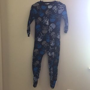 One piece jammies size 6-7